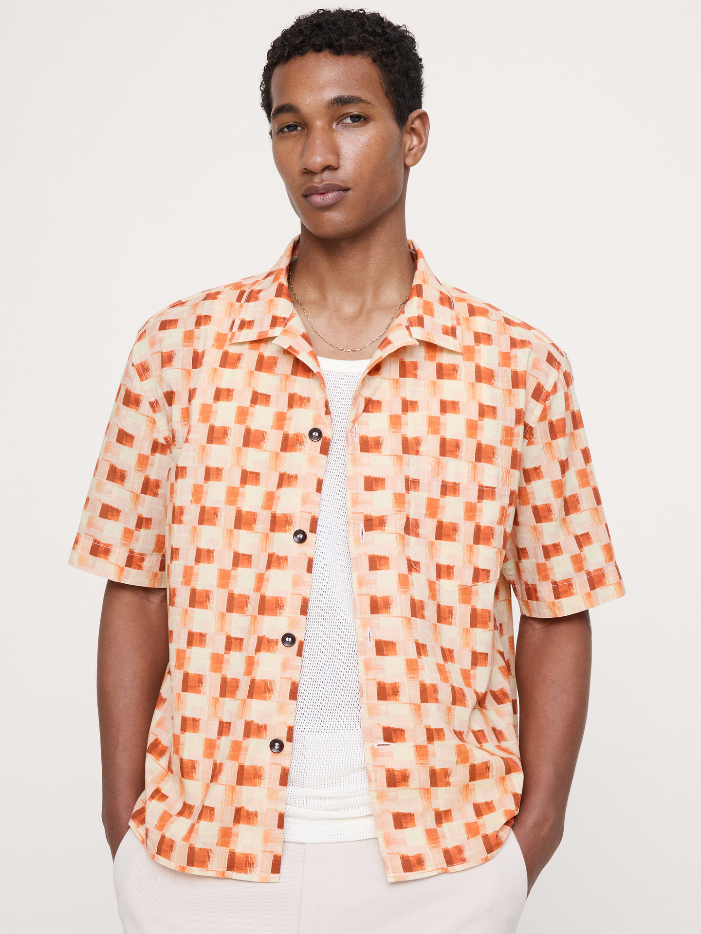 L'image numéro 1 présente Chemise de vacances décontractée en coton flammé