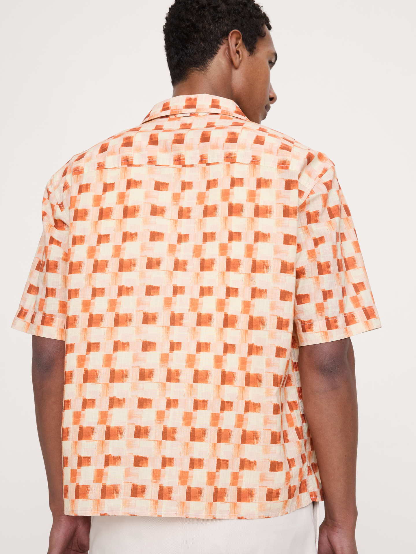 L'image numéro 2 présente Chemise de vacances décontractée en coton flammé