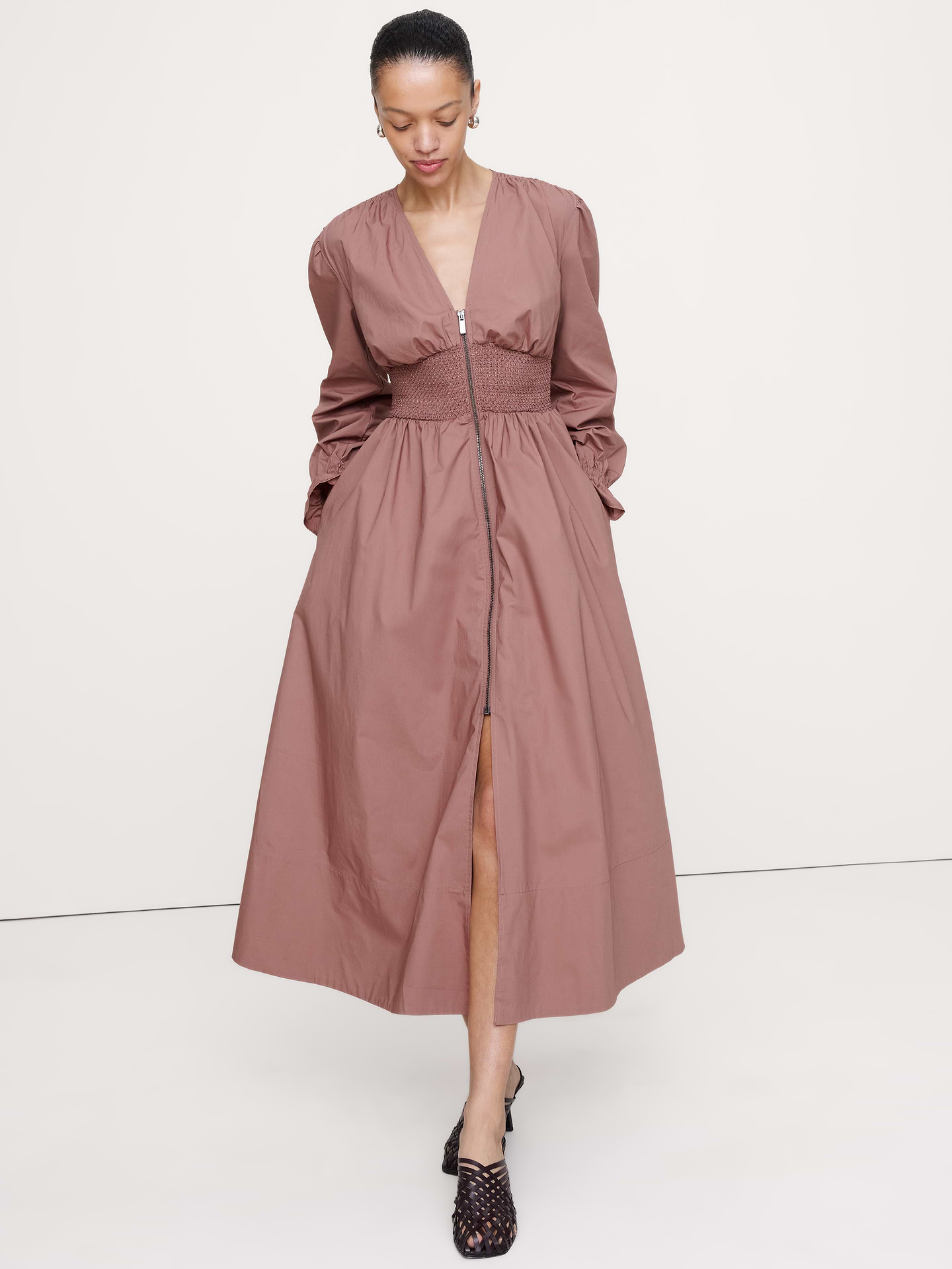 L'image numéro 1 présente Robe longue à taille smockée en popeline de coton