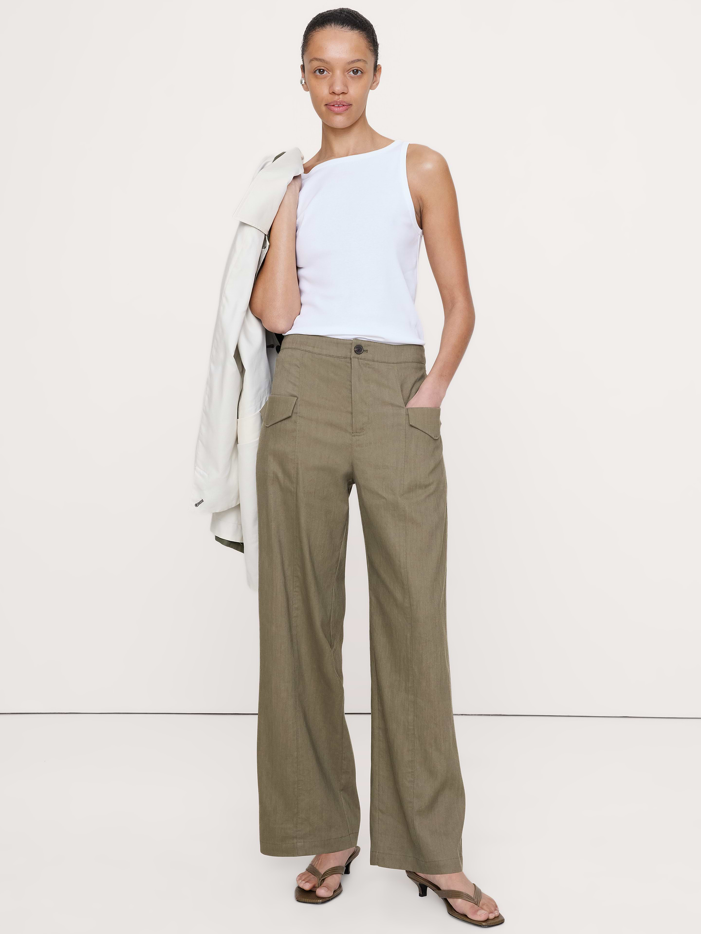 L'image numéro 1 présente Pantalon utilitaire droit à taille haute en lin et viscose extensible