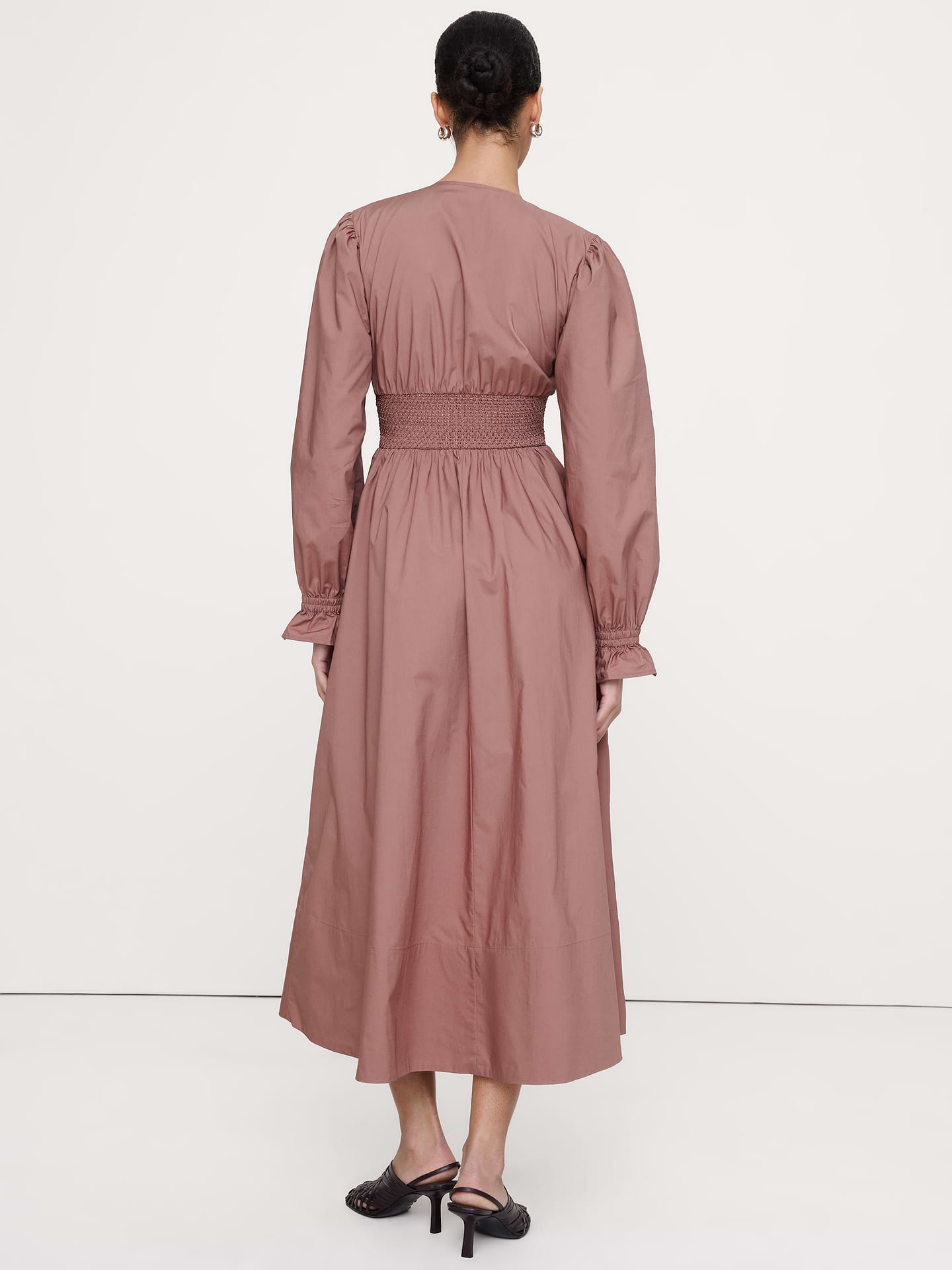 L'image numéro 5 présente Robe longue à taille smockée en popeline de coton