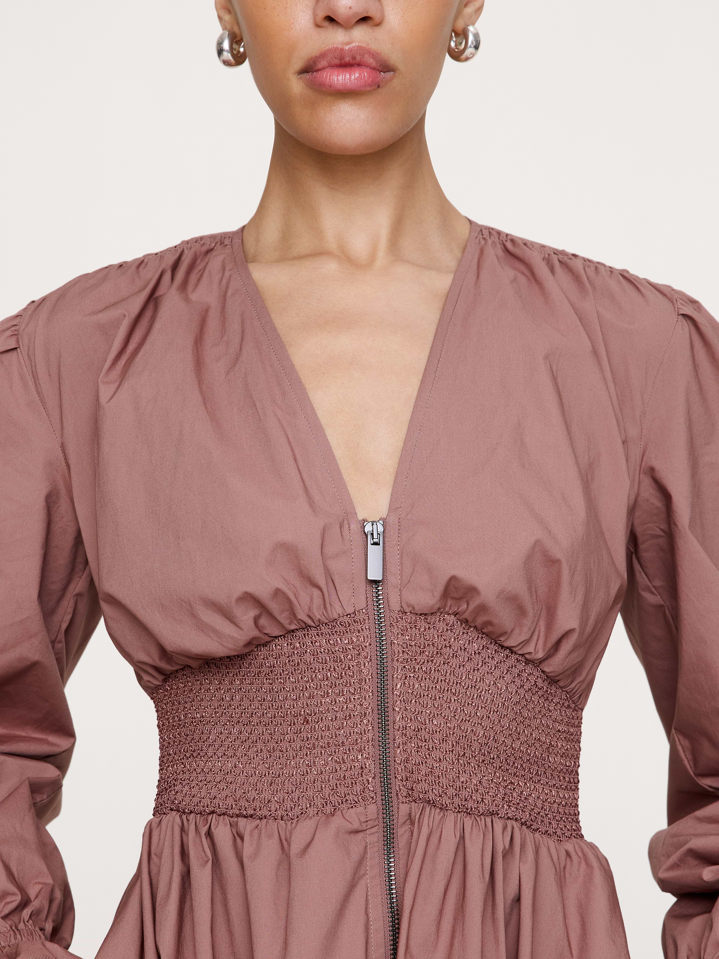 L'image numéro 7 présente Robe longue à taille smockée en popeline de coton