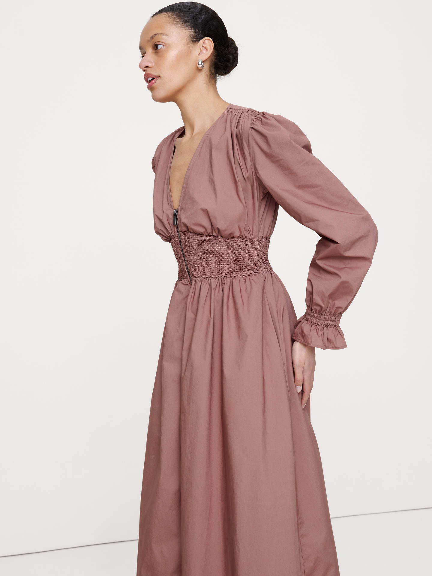 L'image numéro 6 présente Robe longue à taille smockée en popeline de coton