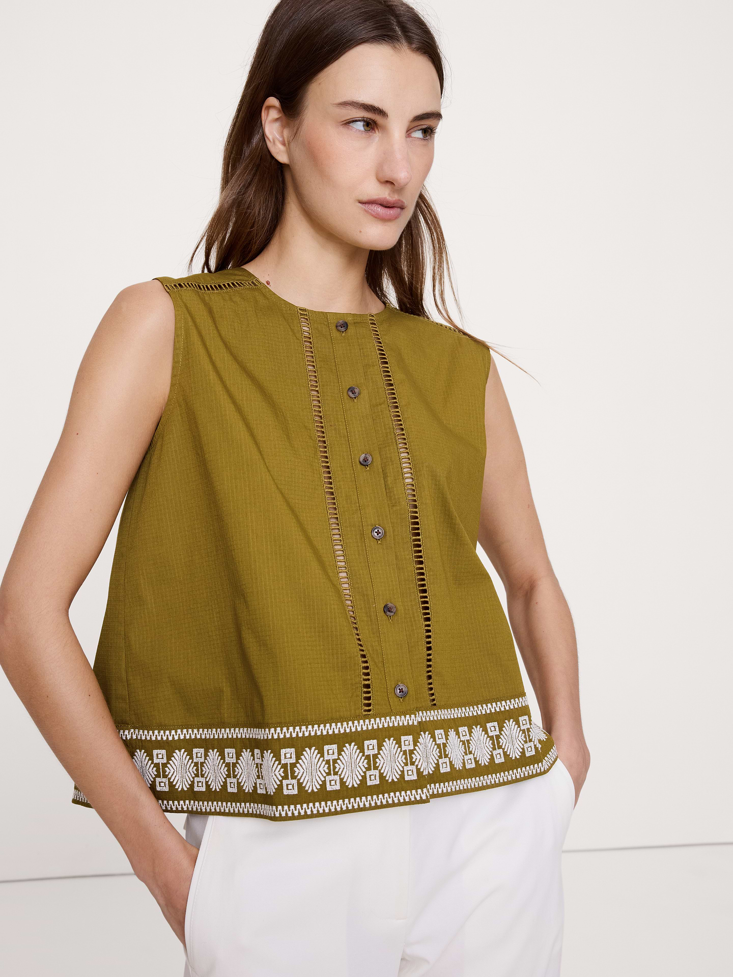 L'image numéro 1 présente Camisole en coton extensible brodé