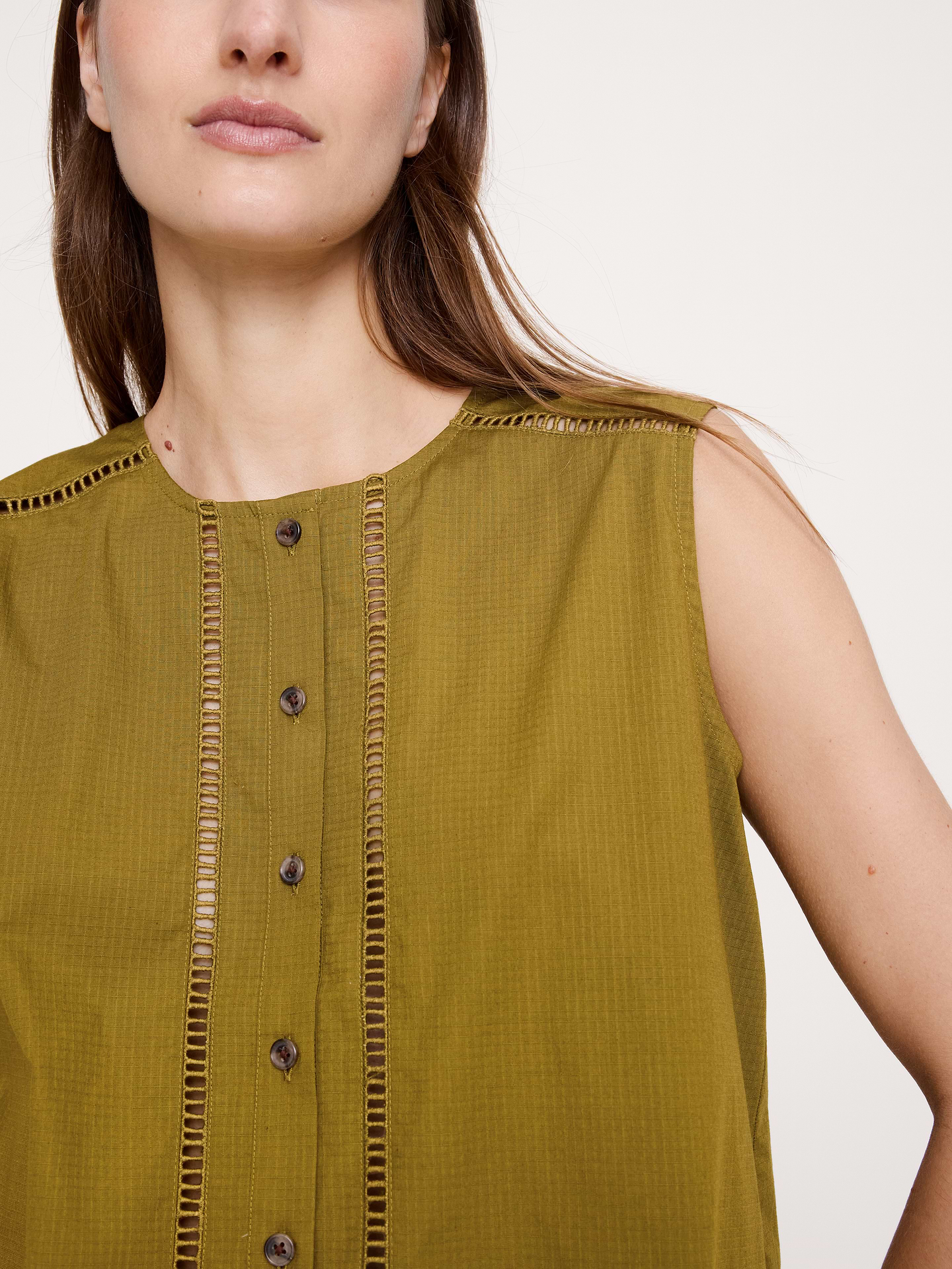 L'image numéro 2 présente Camisole en coton extensible brodé
