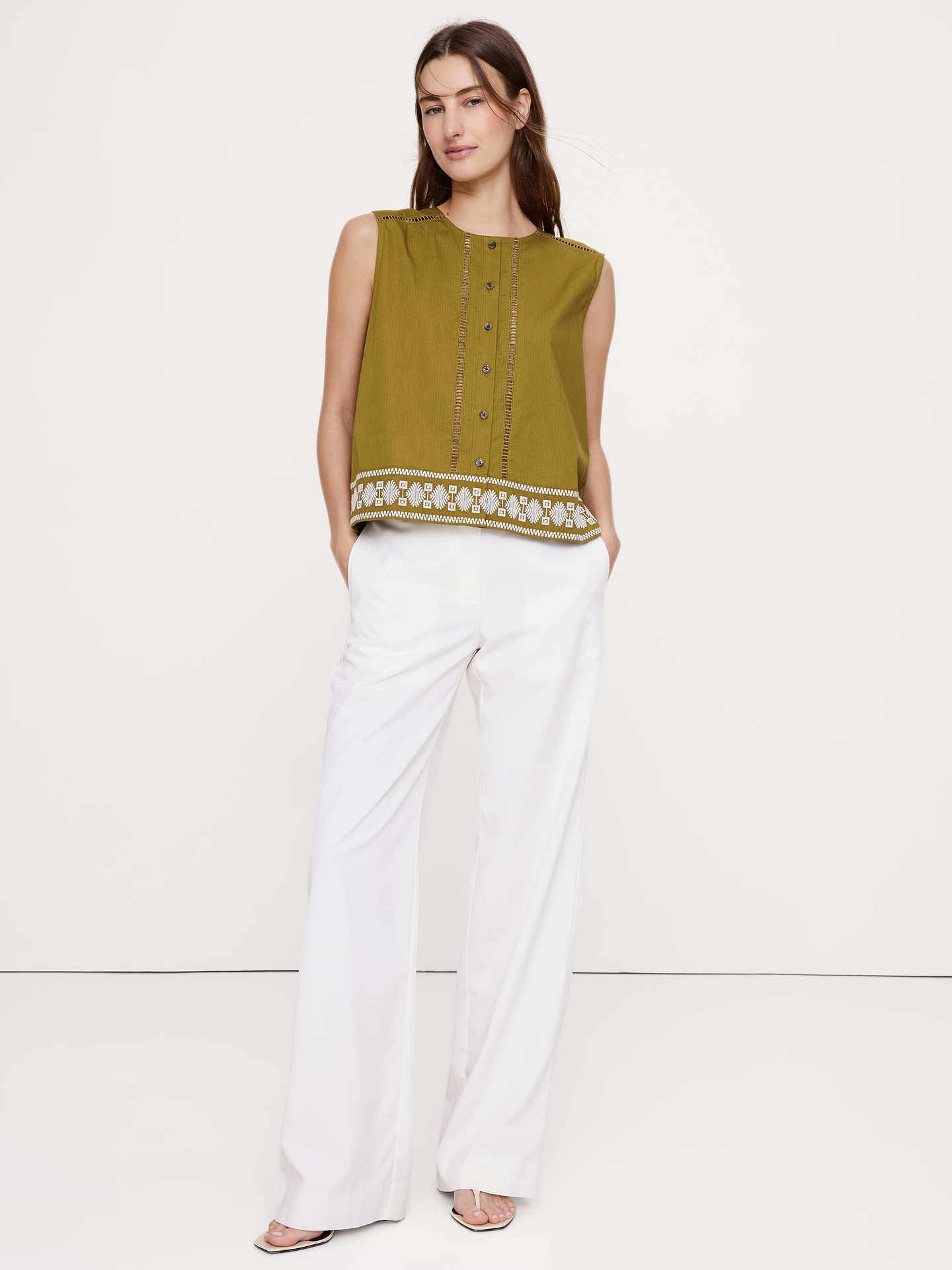 L'image numéro 3 présente Camisole en coton extensible brodé