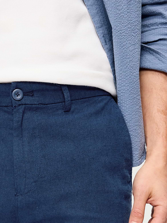 Short chino étroit en mélange de lin, entrejambe de 20 cm.