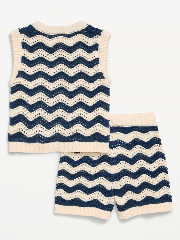 Ensemble avec haut sans manches en tricot et short pour toute-petite