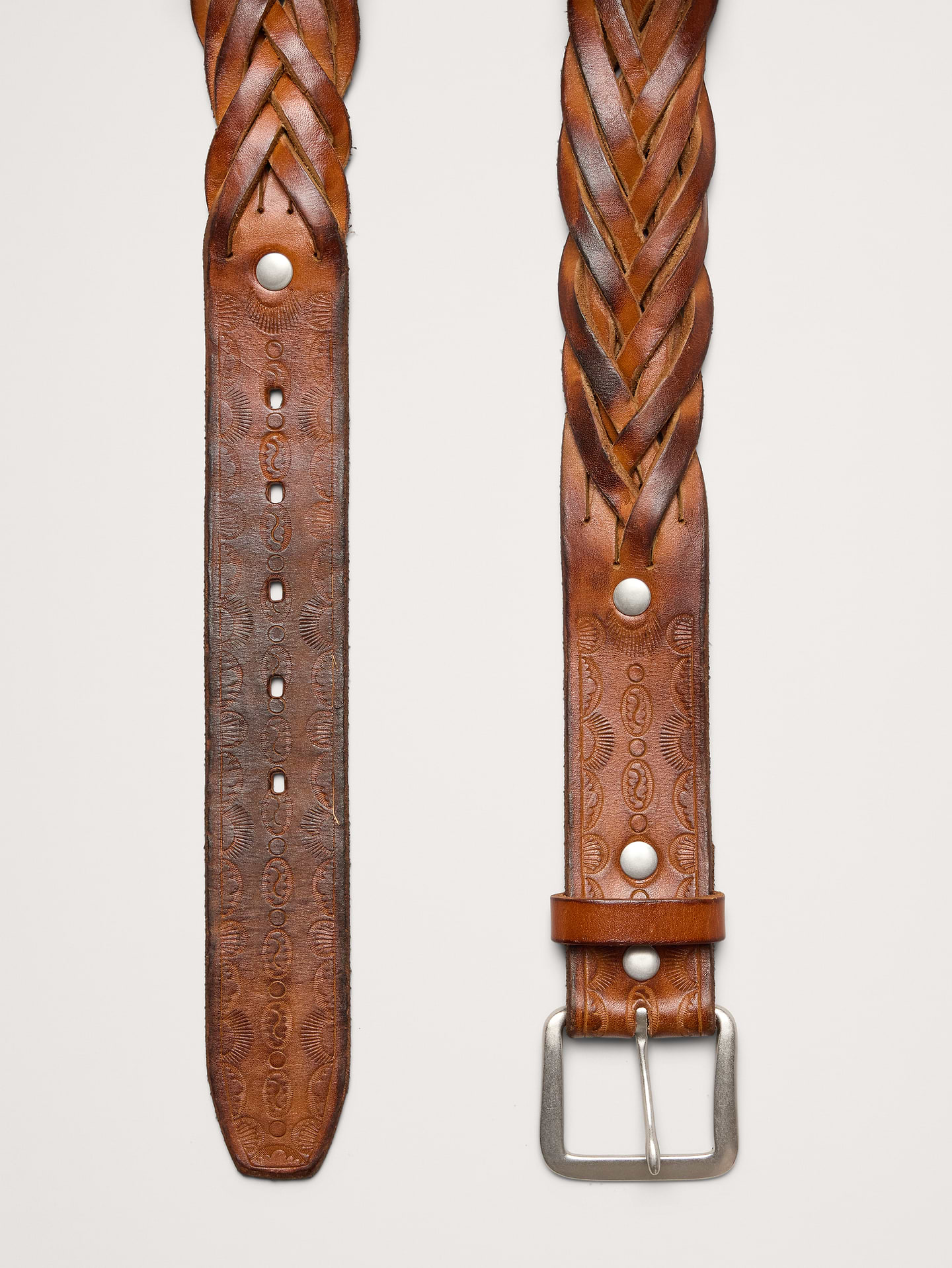 L'image numéro 3 présente Ceinture en cuir repoussé tressé