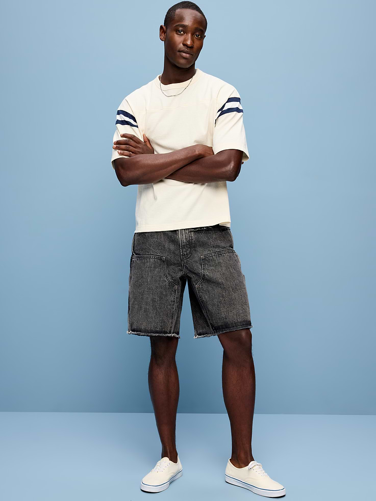 L'image numéro 1 présente Short Tech coupe menuisier généreuse en denim, entrejambe de 25,5 cm