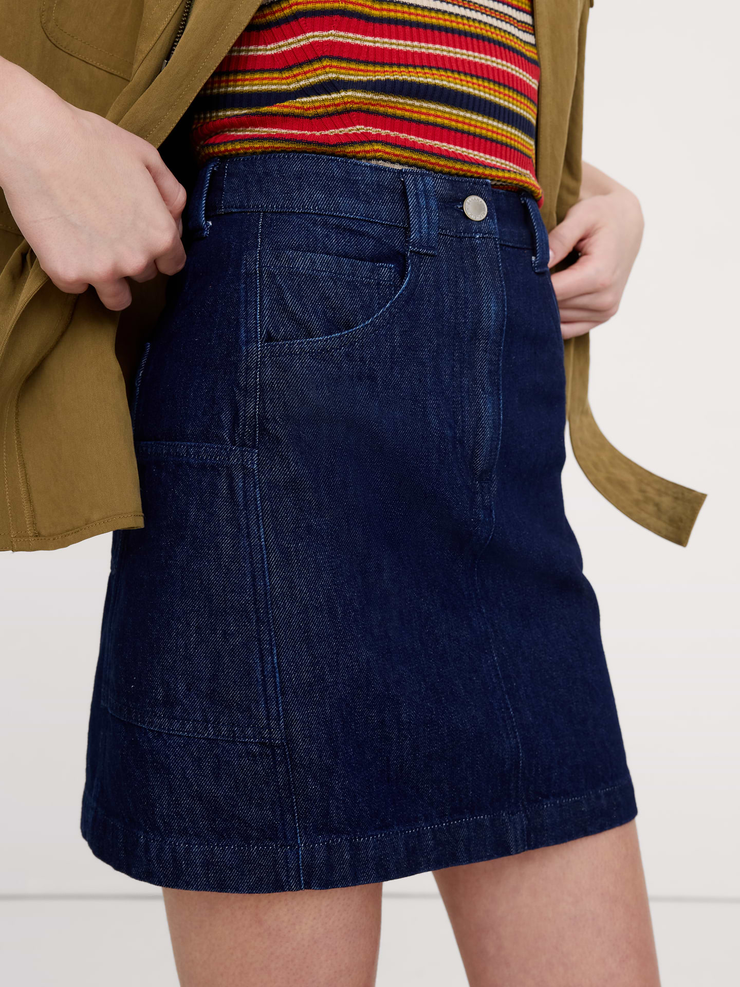 L'image numéro 3 présente Jupe courte en denim à panneaux