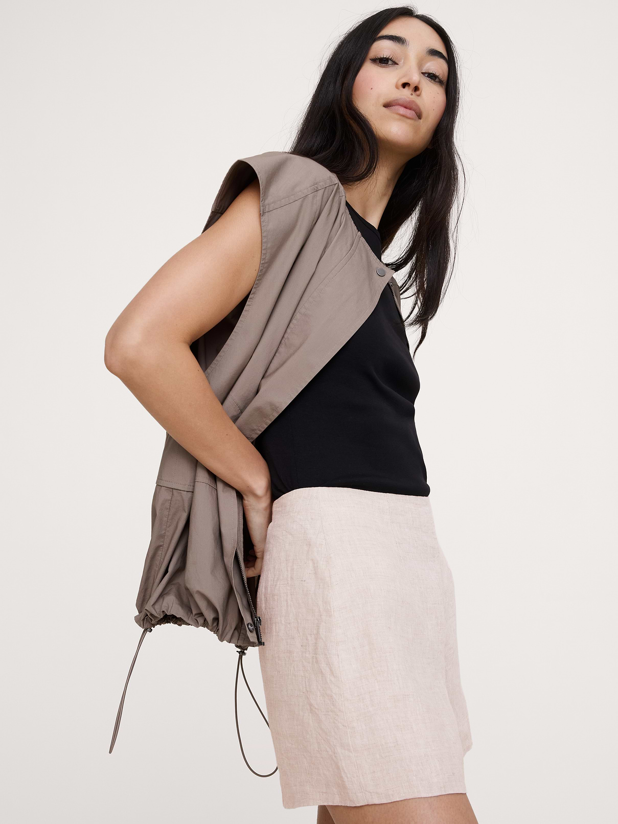 L'image numéro 3 présente Short en lin à taille haute, 7,5 cm