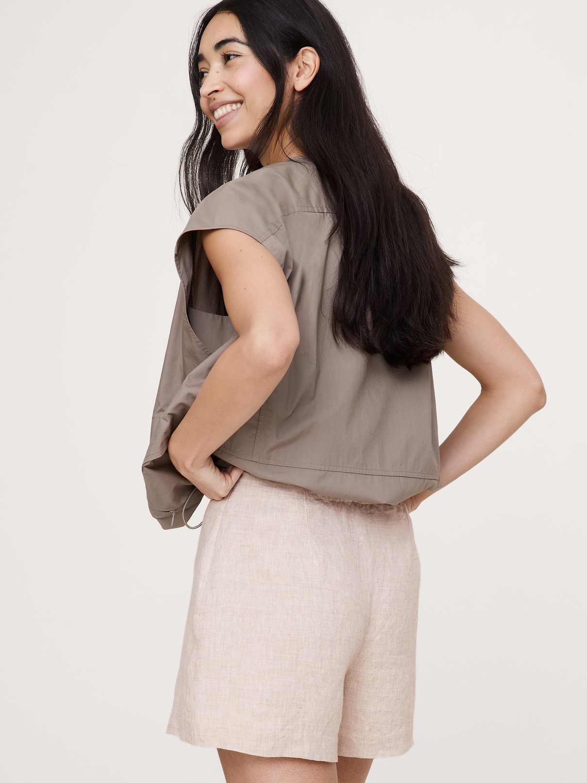 L'image numéro 2 présente Short en lin à taille haute, 7,5 cm
