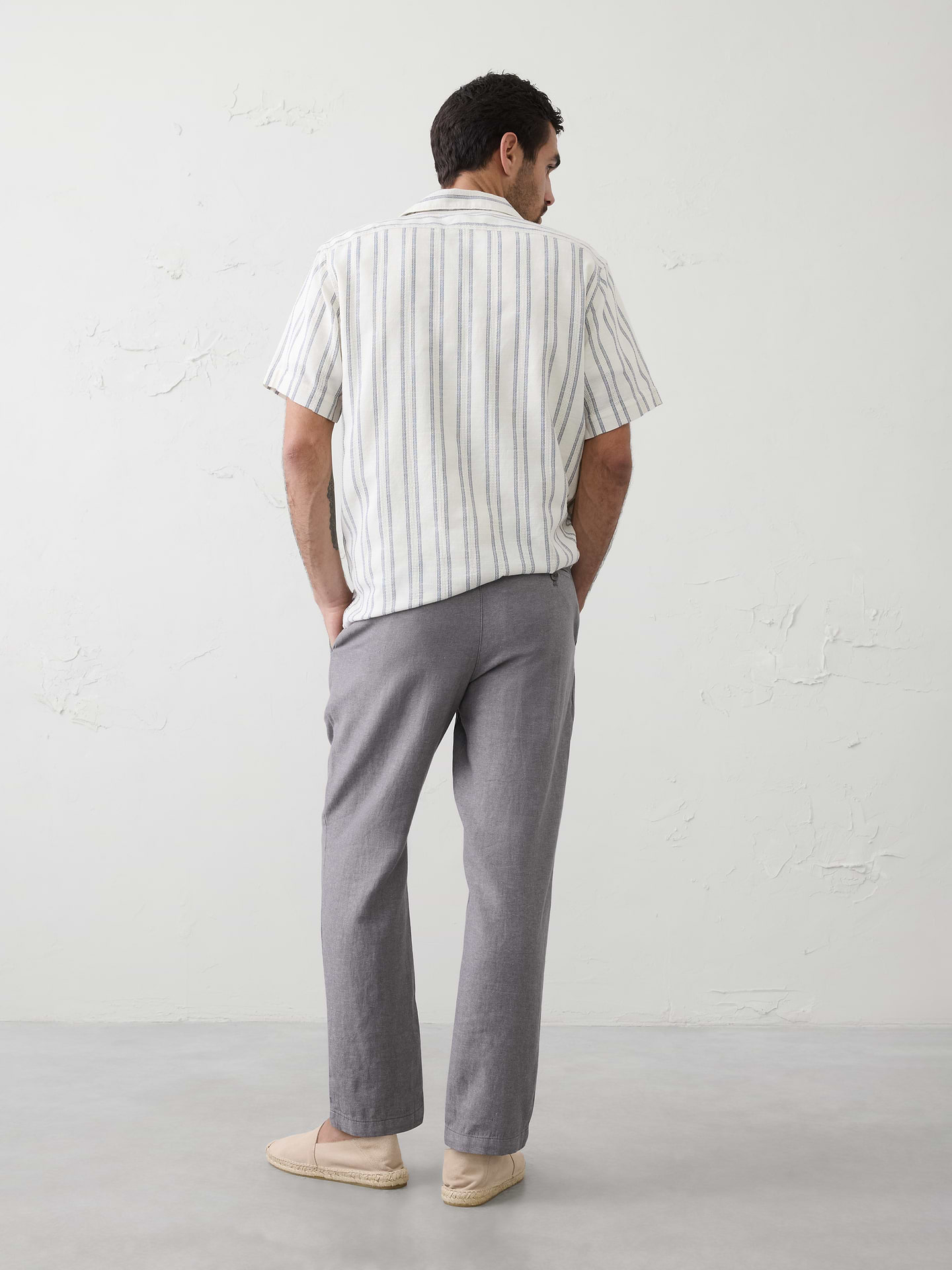 L'image numéro 8 présente Pantalon droit étroit en mélange de lin