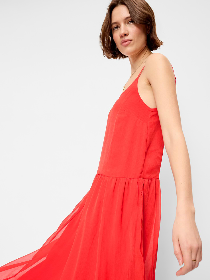 L'image numéro 5 présente Robe longue en chiffon à taille tombante