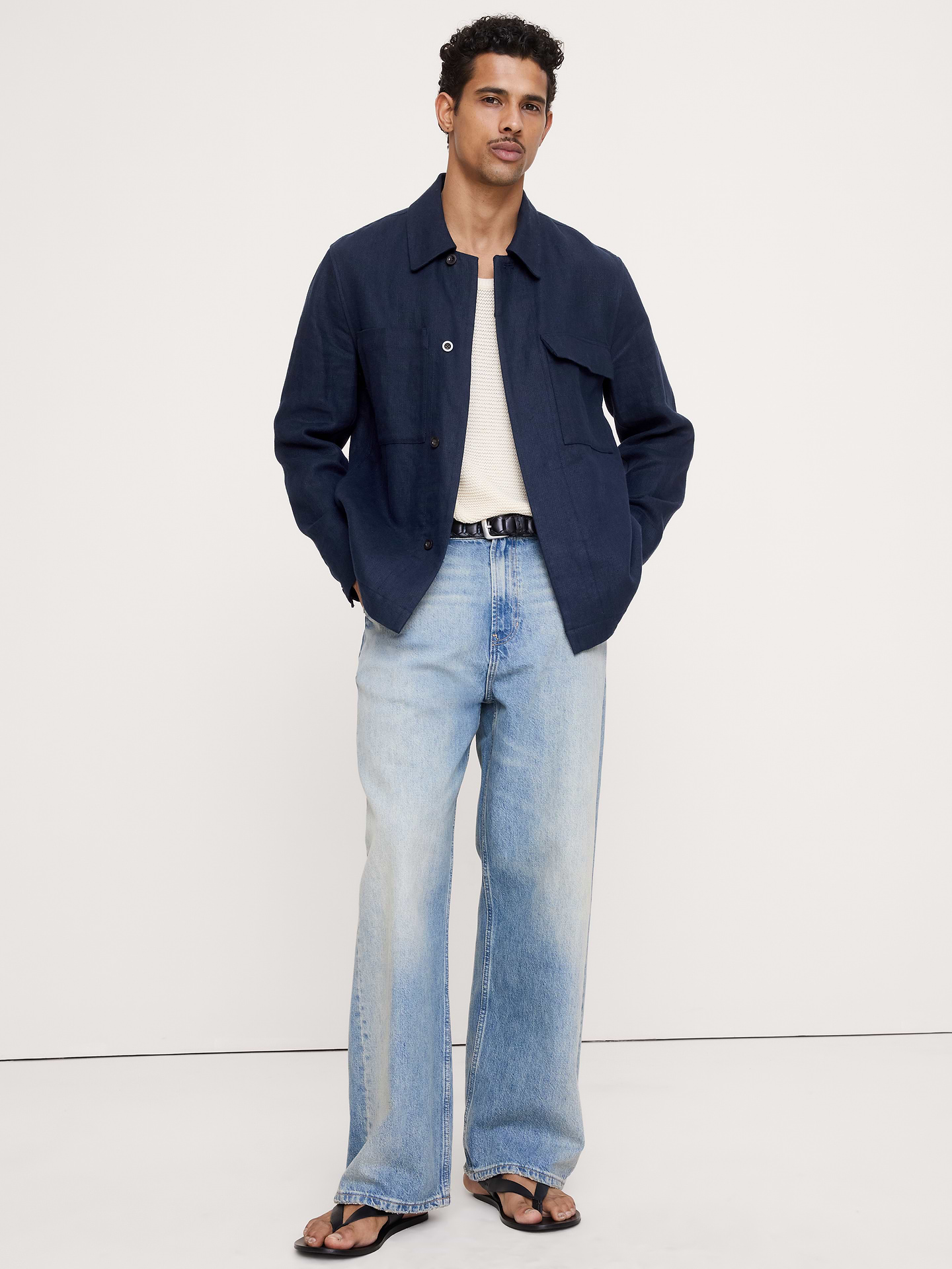 L'image numéro 1 présente Veste-chemise à quatre poches en lin