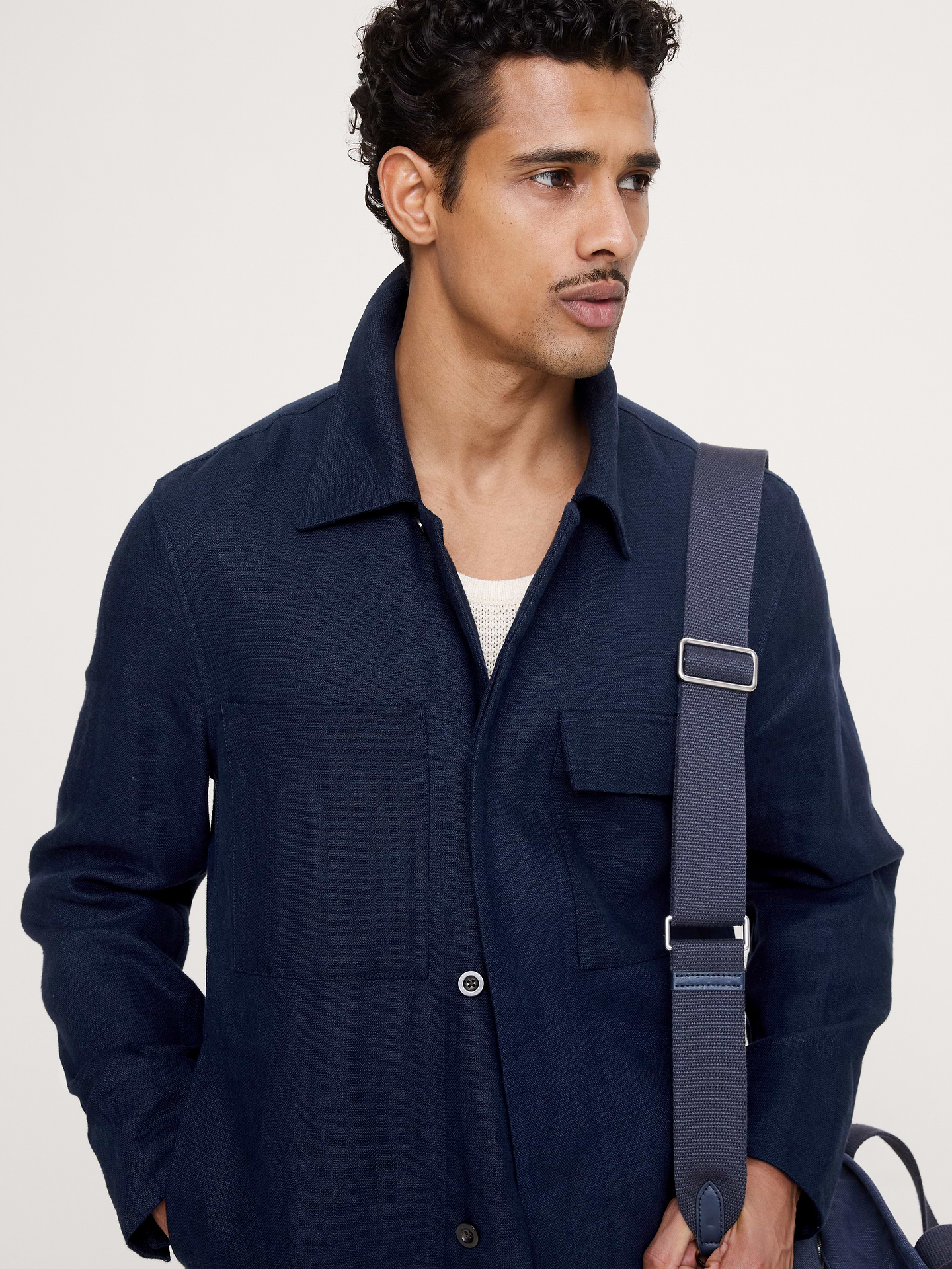 L'image numéro 4 présente Veste-chemise à quatre poches en lin