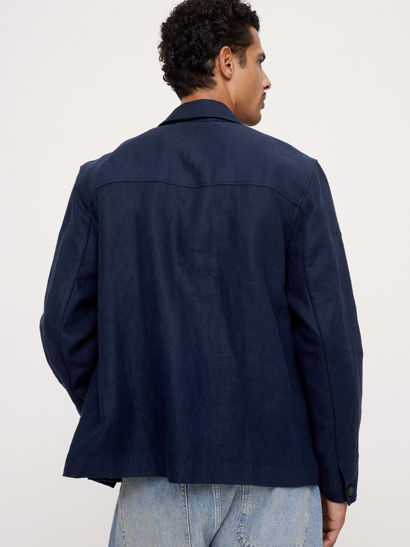 L'image numéro 3 présente Veste-chemise à quatre poches en lin