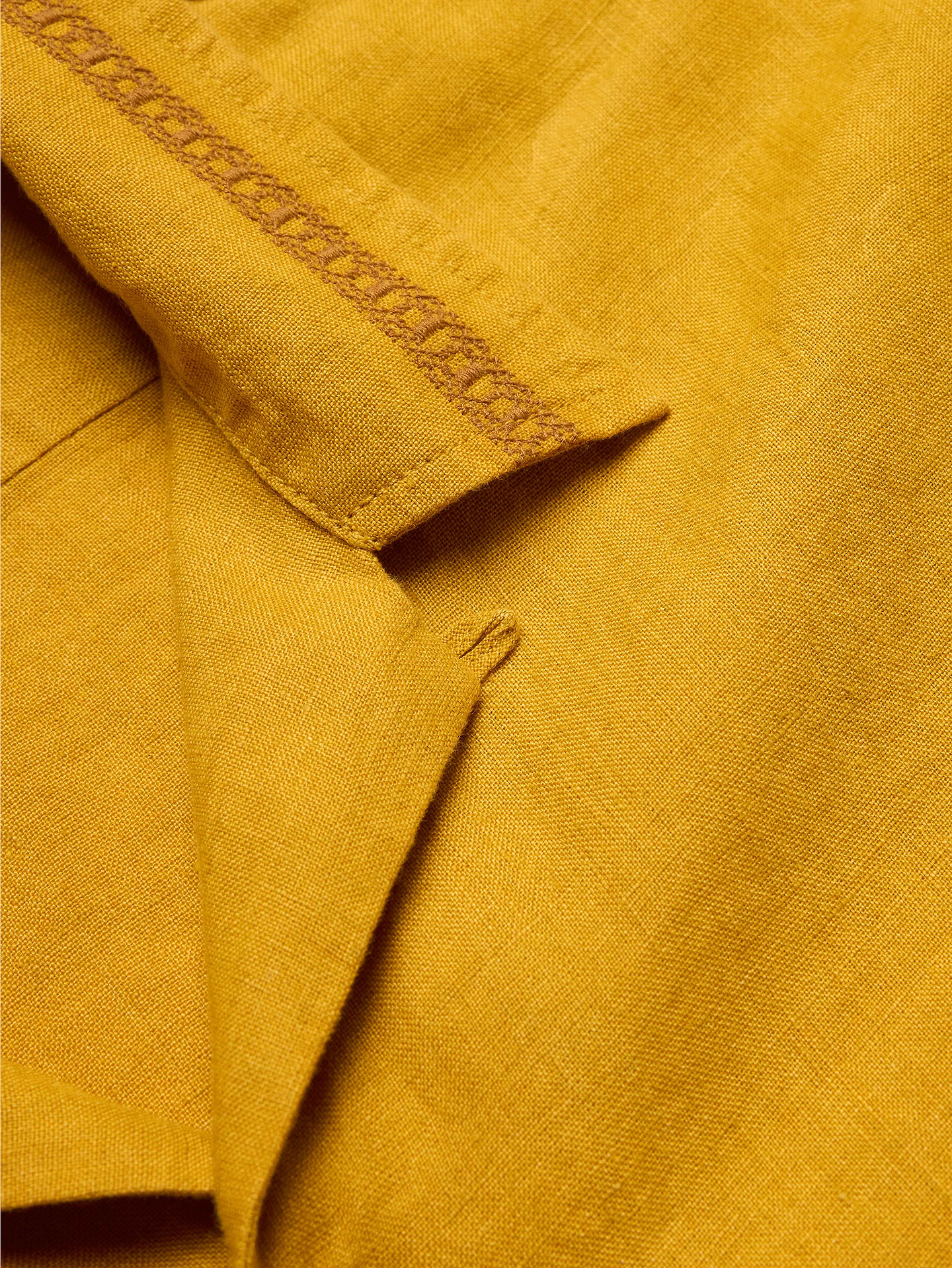 L'image numéro 6 présente Chemise de vacances à coupe standard en lin brodé