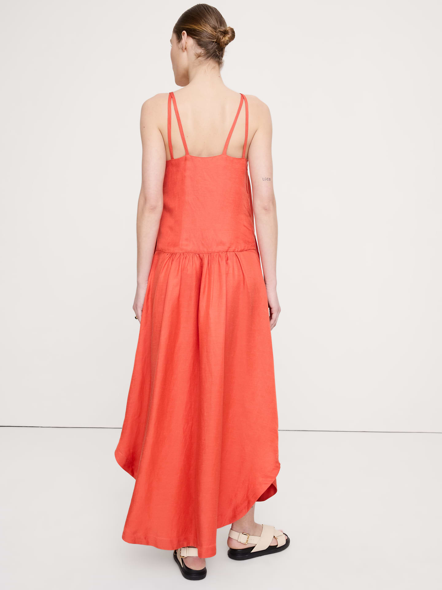 L'image numéro 6 présente Robe longue en lin et viscose à taille basse