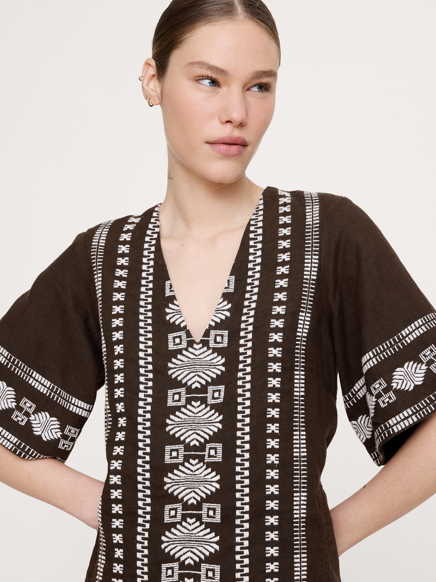 L'image numéro 4 présente Robe courte en lin à broderies
