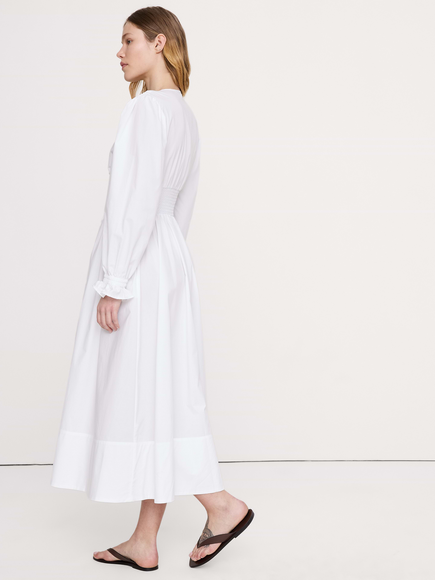 L'image numéro 3 présente Robe longue à taille smockée en popeline de coton
