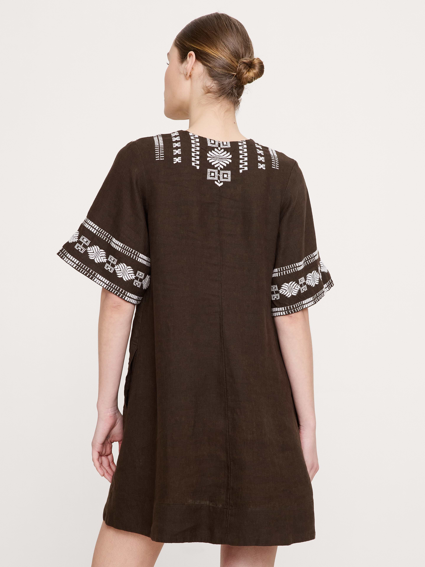 L'image numéro 3 présente Robe courte en lin à broderies