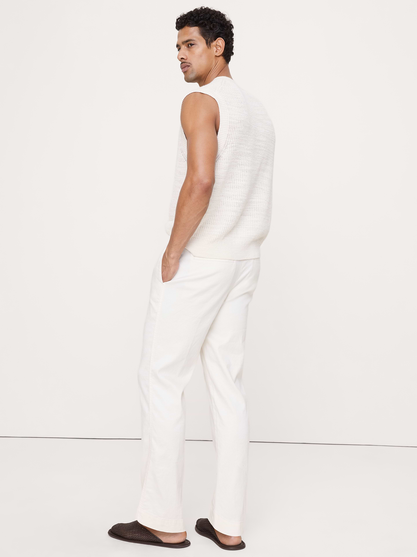 L'image numéro 2 présente Pantalon droit à taille extensible en lin et coton italien