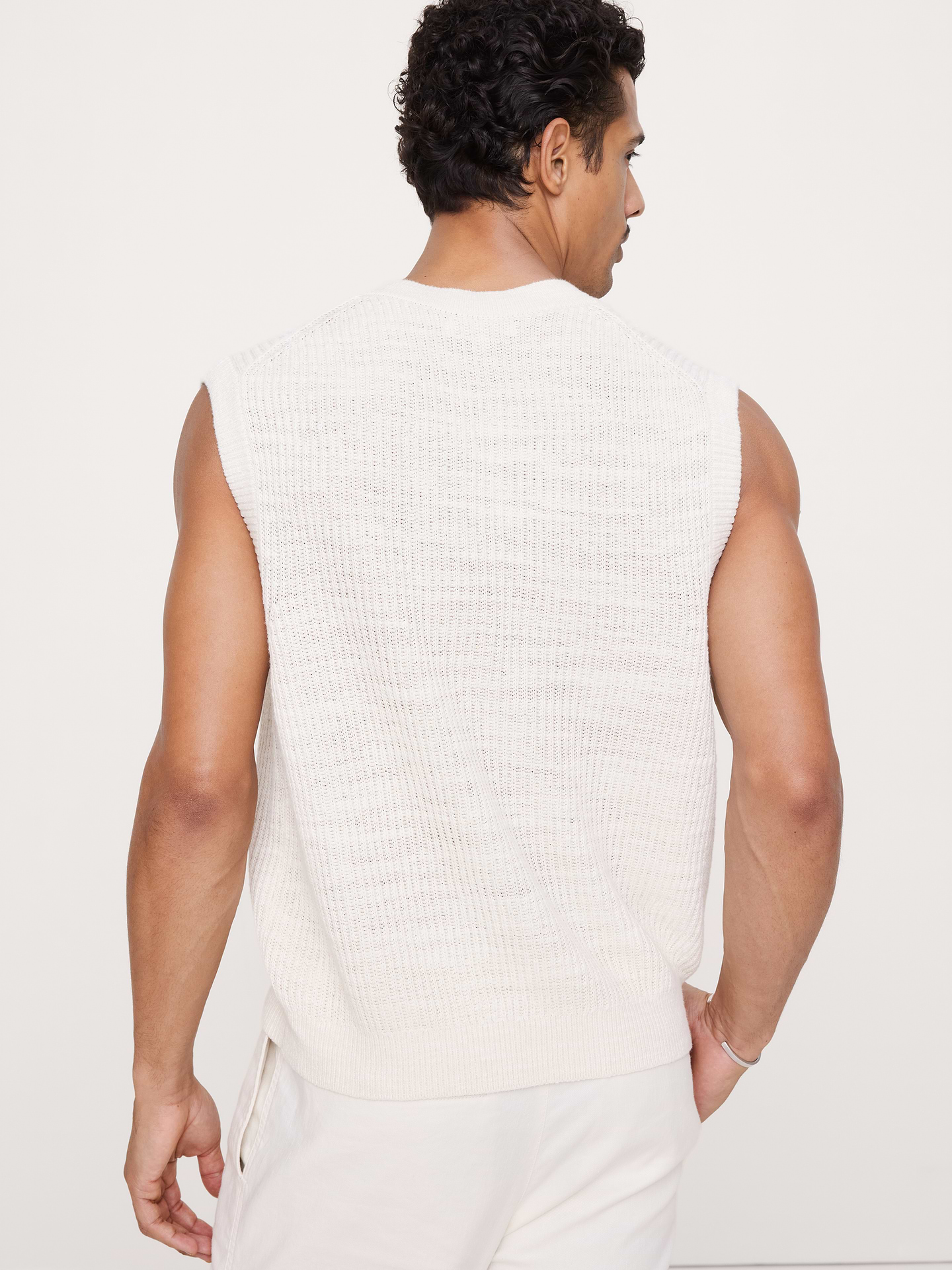 L'image numéro 3 présente Gilet à encolure en V en tricot de coton et lin flammé