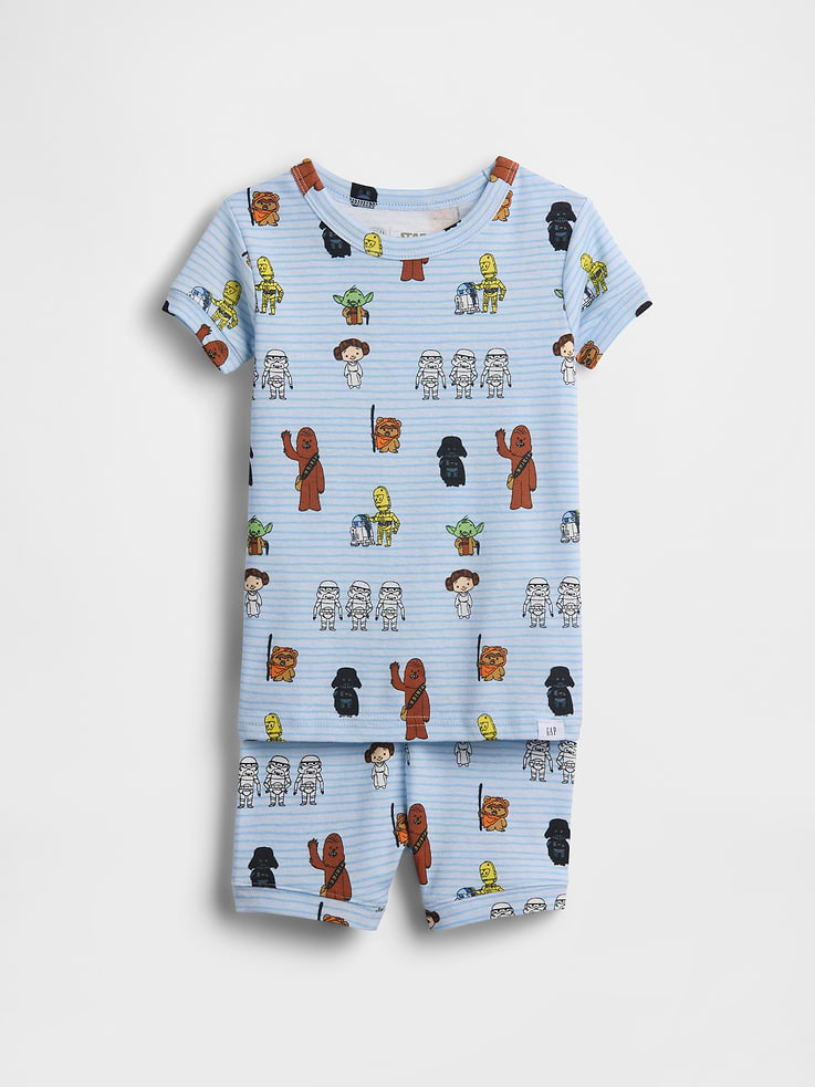 Image 1 de 2, Nos pyjamas les plus confortables, plus doux que jamais. Coton brossé douillet à l’intérieur. Leurs couleurs et leurs motifs favoris à l’extérieur., Ensemble composé d’un short et d’un t-shirt de pyjama en jersey de coton doux et intérieur brossé douillet., Ras du cou., Manches courtes., Short de pyjama à taille élastique., Motif de rayures et de Star Wars sur l’ensemble., Fait de 100 % coton biologique cultivé sans pesticides ni engrais synthétiques., Ce produit a été fabriqué dans une usine qui investit dans l’égalité des genres et l’autonomisation des femmes grâce au programme Reimagining Industry to Support Equality (RISE). Pour en savoir plus, visitez gapinc.com/equite ., Produit #884561
