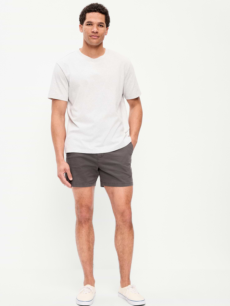 L'image numéro 1 présente Short Chino étroit Première nécessité à extensibilité intégrée, entrejambe de 5 cm
