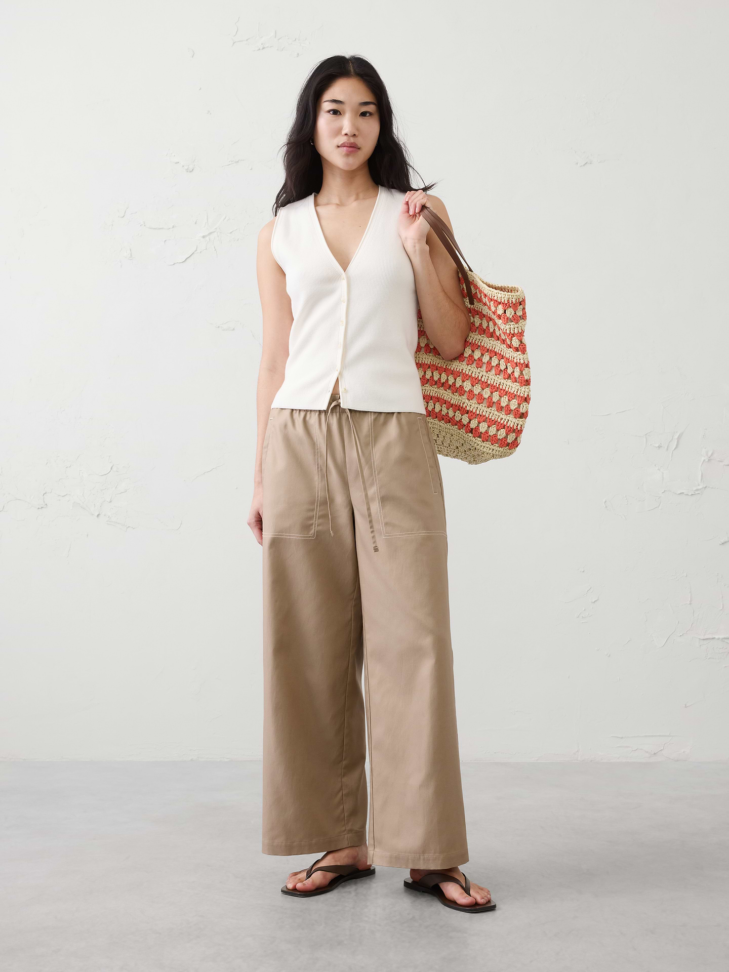 L'image numéro 1 présente Pantalon utilitaire à jambe large et à taille mi-basse extensible en sergé