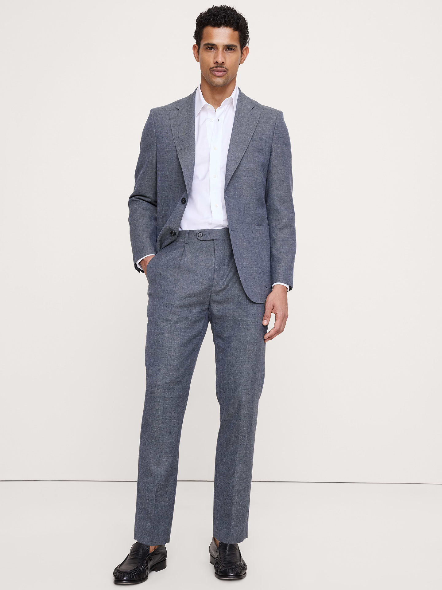 L'image numéro 1 présente Pantalon de complet raffiné de coupe étroite en laine italienne respirante