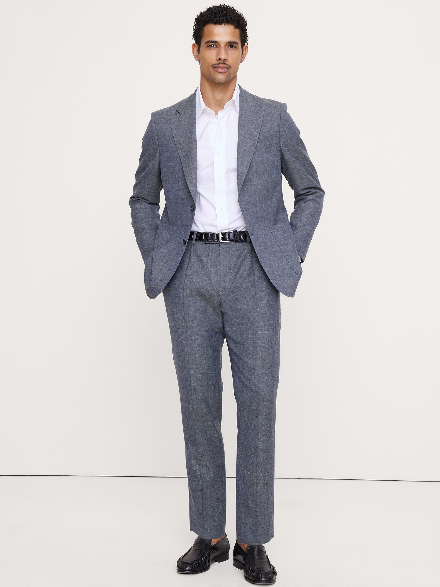 L'image numéro 6 présente Pantalon de complet raffiné de coupe étroite en laine italienne respirante