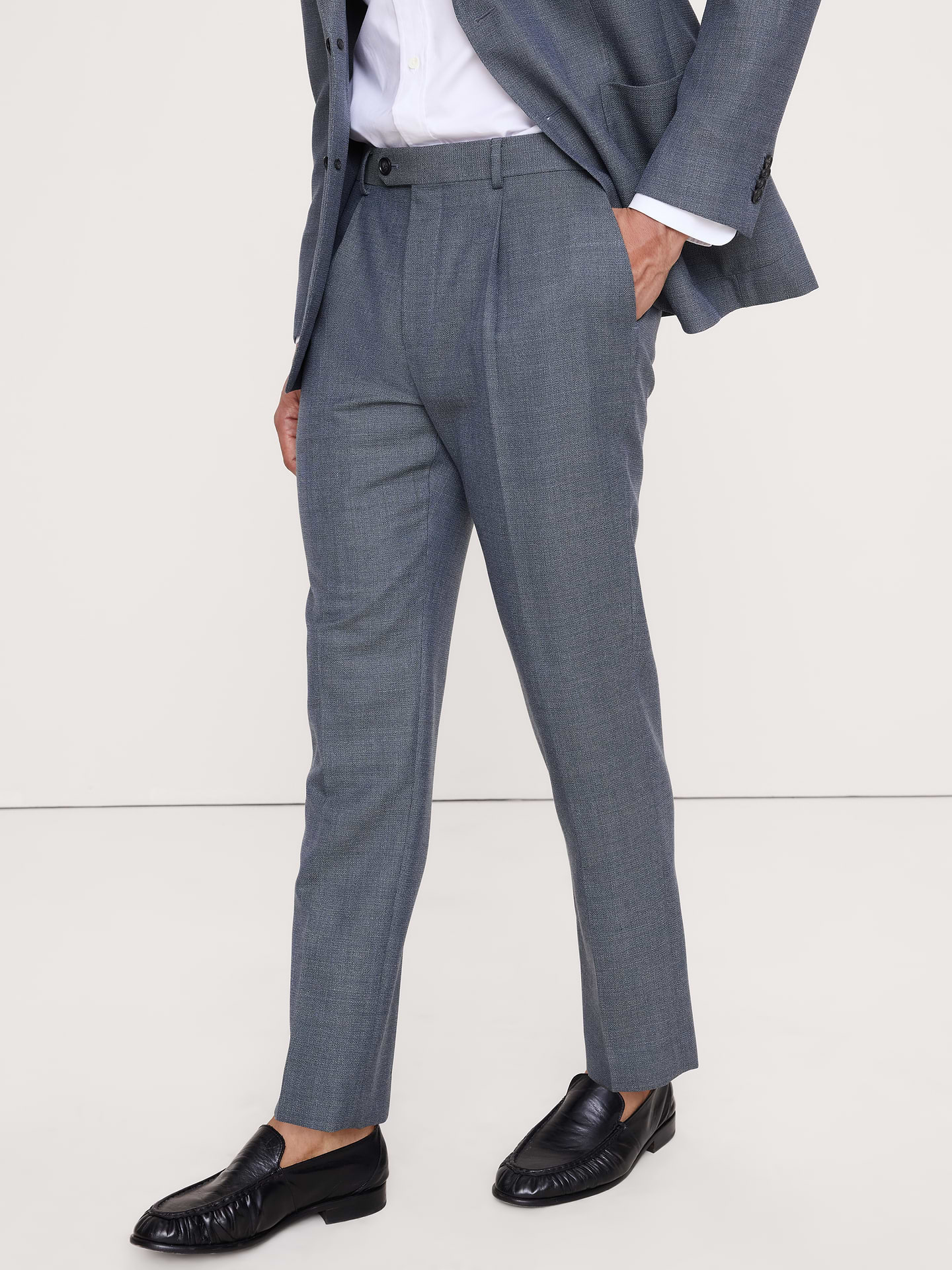 L'image numéro 4 présente Pantalon de complet raffiné de coupe étroite en laine italienne respirante