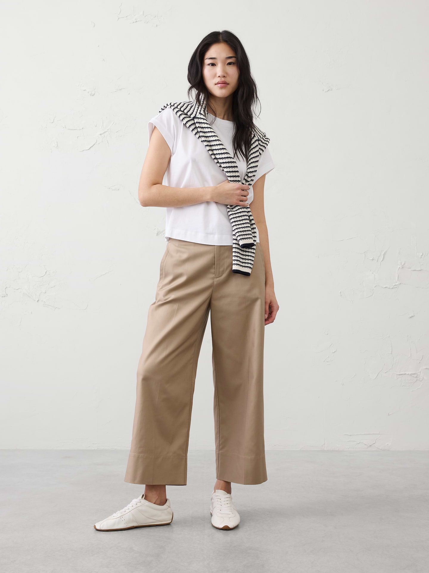 L'image numéro 1 présente Pantalon jambe large court à taille haute