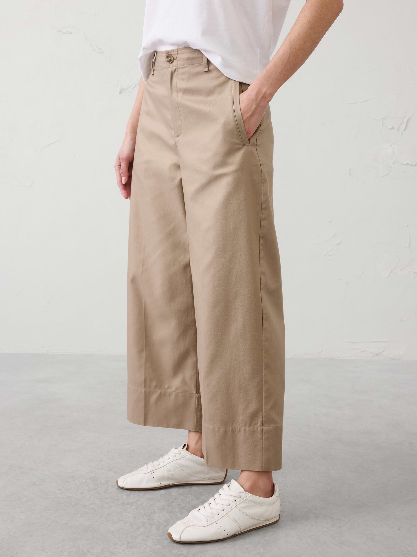 L'image numéro 3 présente Pantalon jambe large court à taille haute