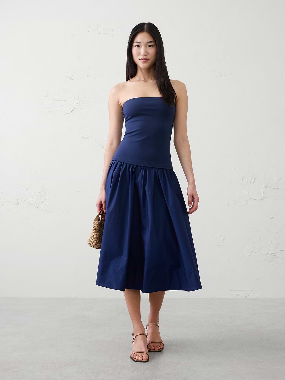 layered dress pattern Meet You There Venus Ruffled Dress - 66% Recycled Polyester 21% Metallic 13% Polyamide - Lining 100% Recycled Polyester With five distinct views TROUSER WAIST SIZE:40 INCH WAIST | REGULAR LENGTH