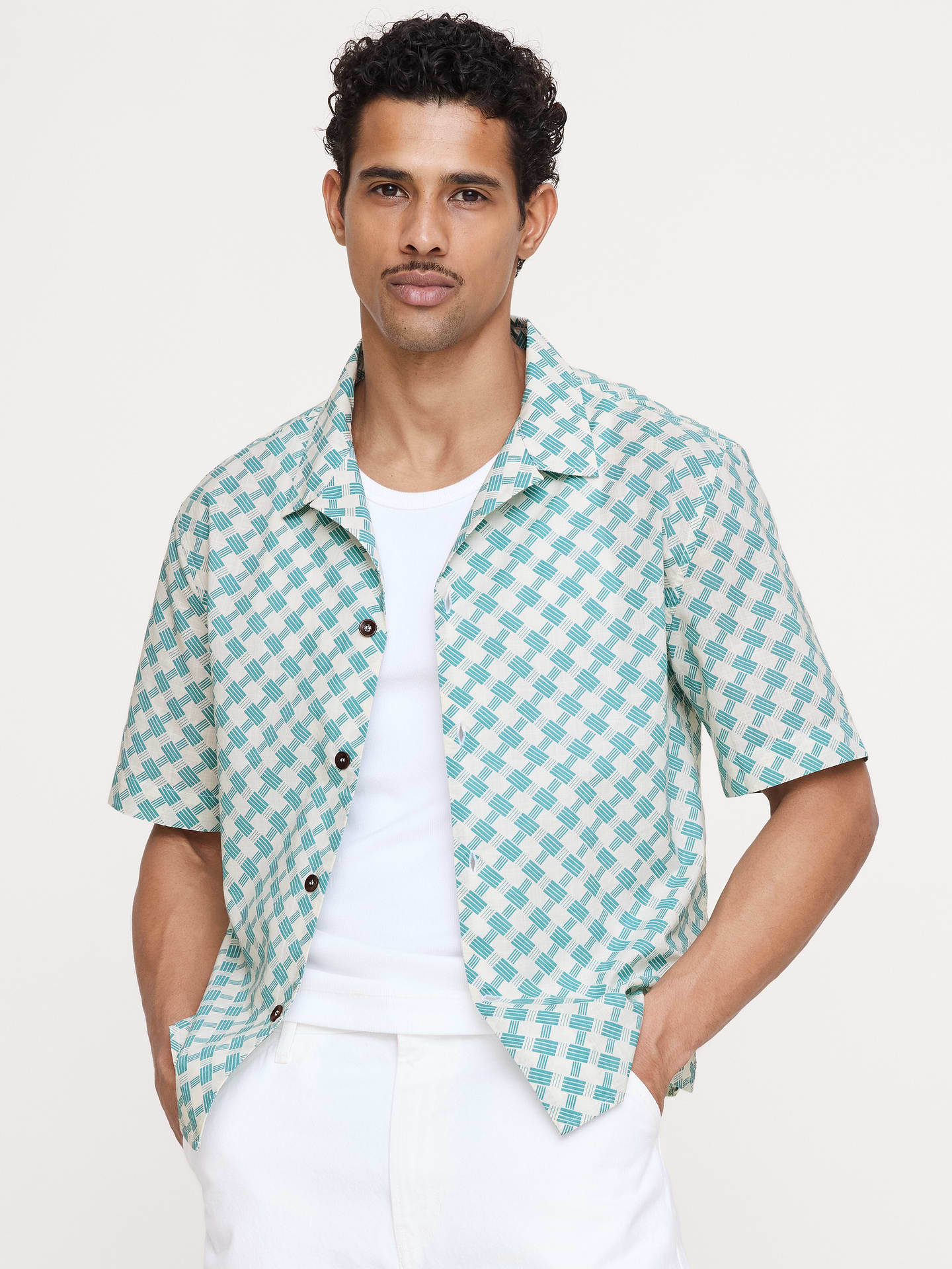 L'image numéro 1 présente Chemise de vacances décontractée en coton flammé