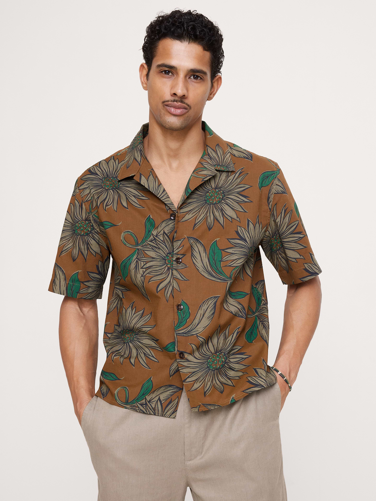 L'image numéro 1 présente Chemise de vacances décontractée en coton flammé