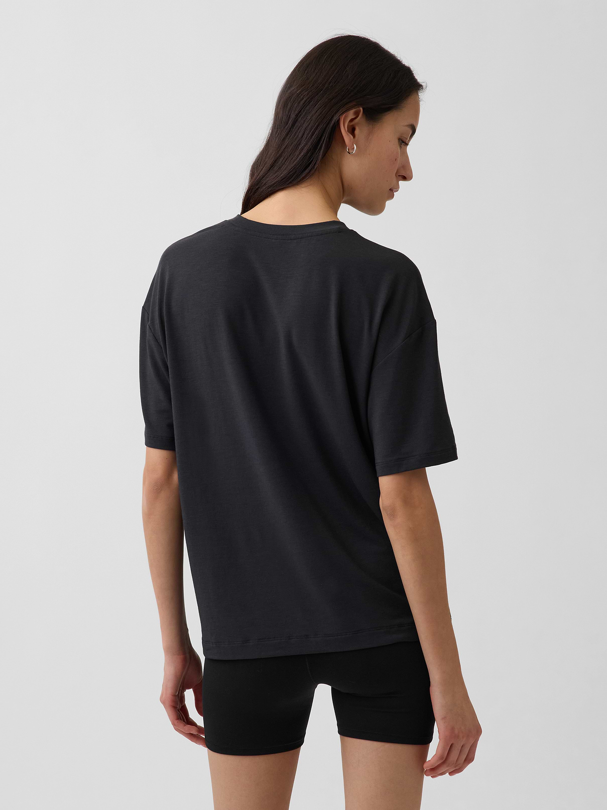 L'image numéro 3 présente T-shirt en tissu Gapfit respirant à coupe décontractée.