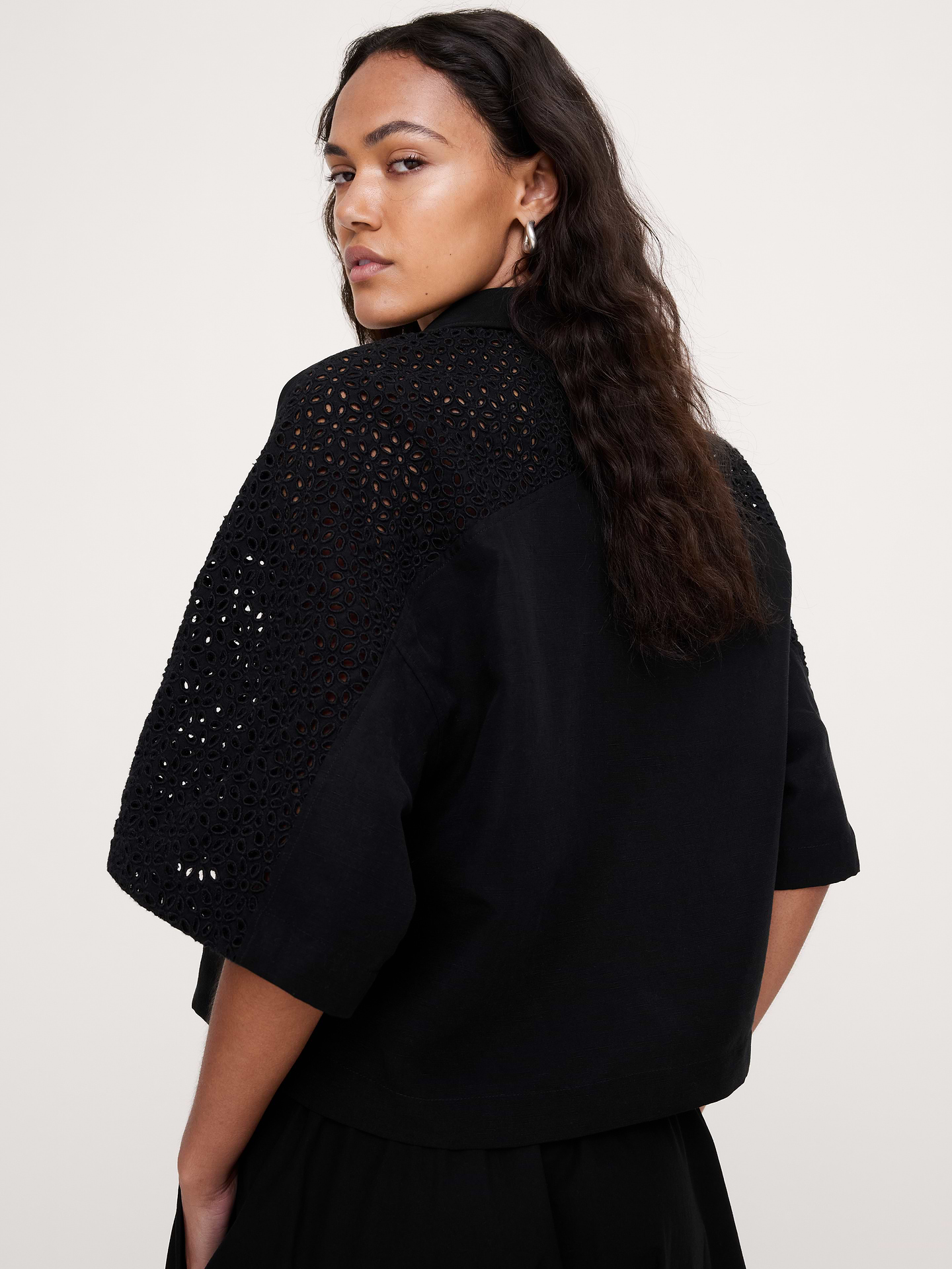 L'image numéro 2 présente Chemisier droit longueur 3/4 à broderie anglaise en lin Tencel™