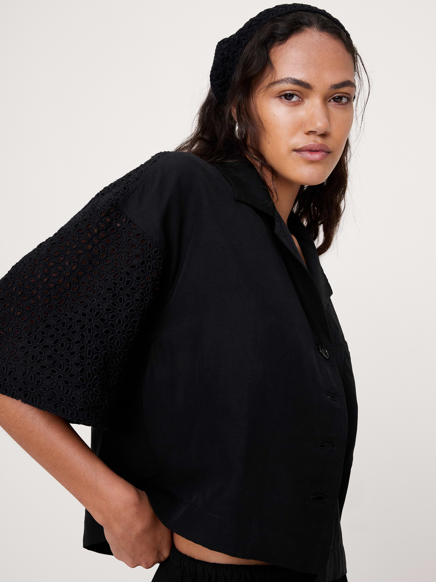 L'image numéro 3 présente Chemisier droit longueur 3/4 à broderie anglaise en lin Tencel™