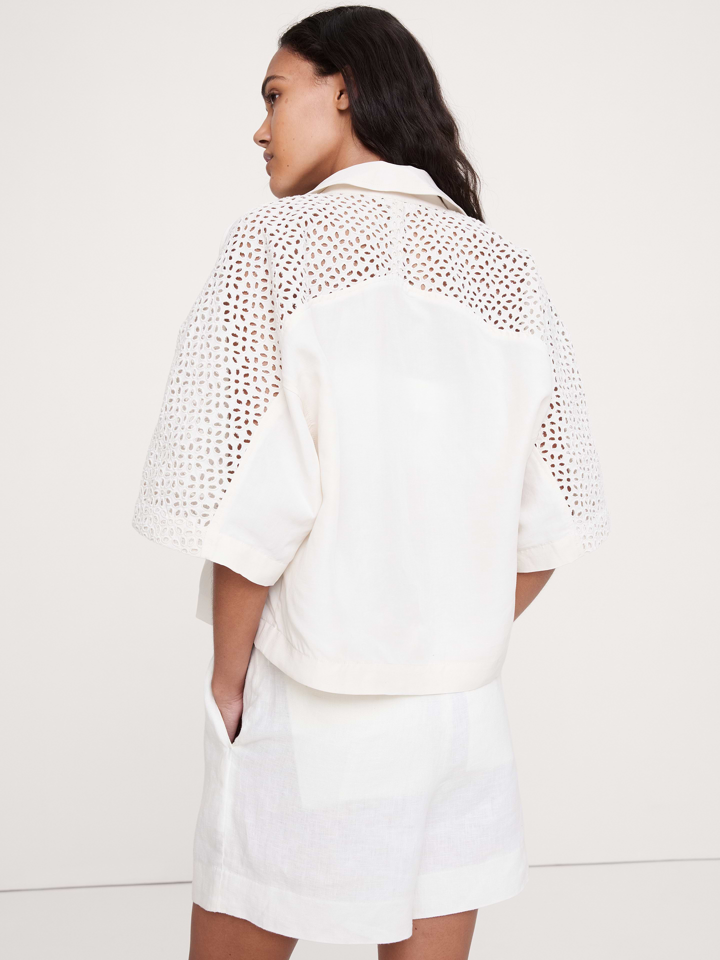 L'image numéro 5 présente Chemisier droit longueur 3/4 à broderie anglaise en lin Tencel™