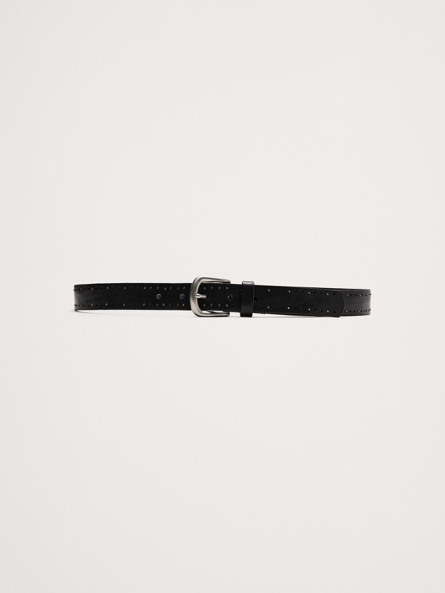 Image 1 de 3, Confectionnée dans un magnifique cuir italien, cette ceinture robuste est ornée de perforations et de clous sur les bords., Produit #862218