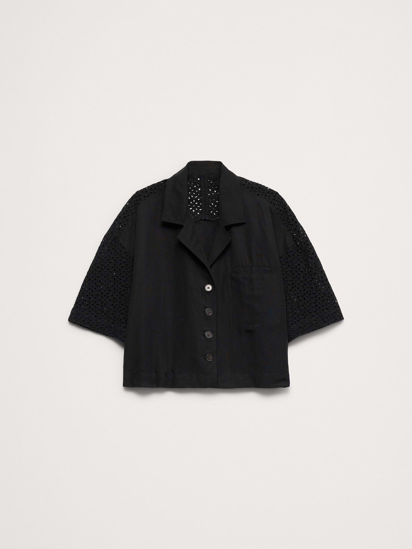 L'image numéro 4 présente Chemisier droit longueur 3/4 à broderie anglaise en lin Tencel™