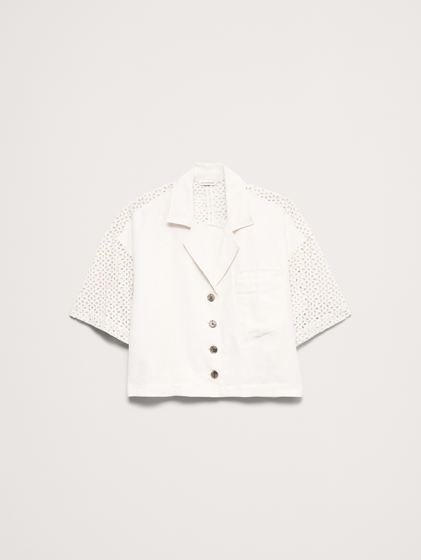 L'image numéro 7 présente Chemisier droit longueur 3/4 à broderie anglaise en lin Tencel™