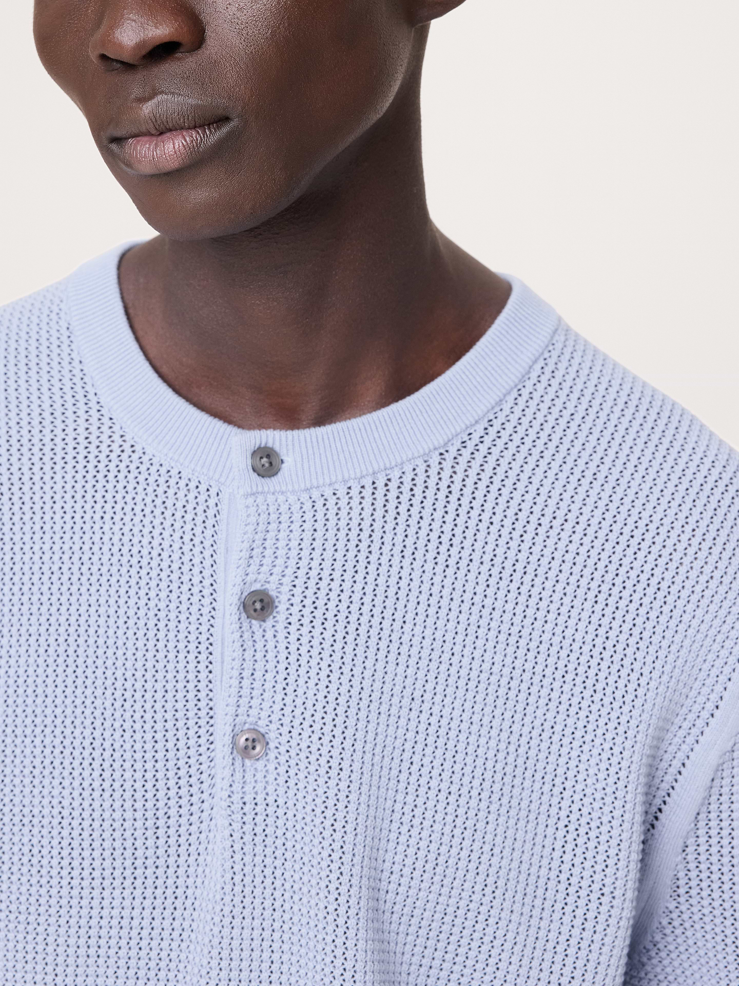 L'image numéro 3 présente T-shirt henley en coton et soie