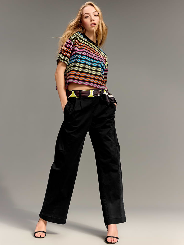 L'image numéro 1 présente Pantalon utilitairecoupe baril à taille extensible haute Old Navy x Christopher John Rogers