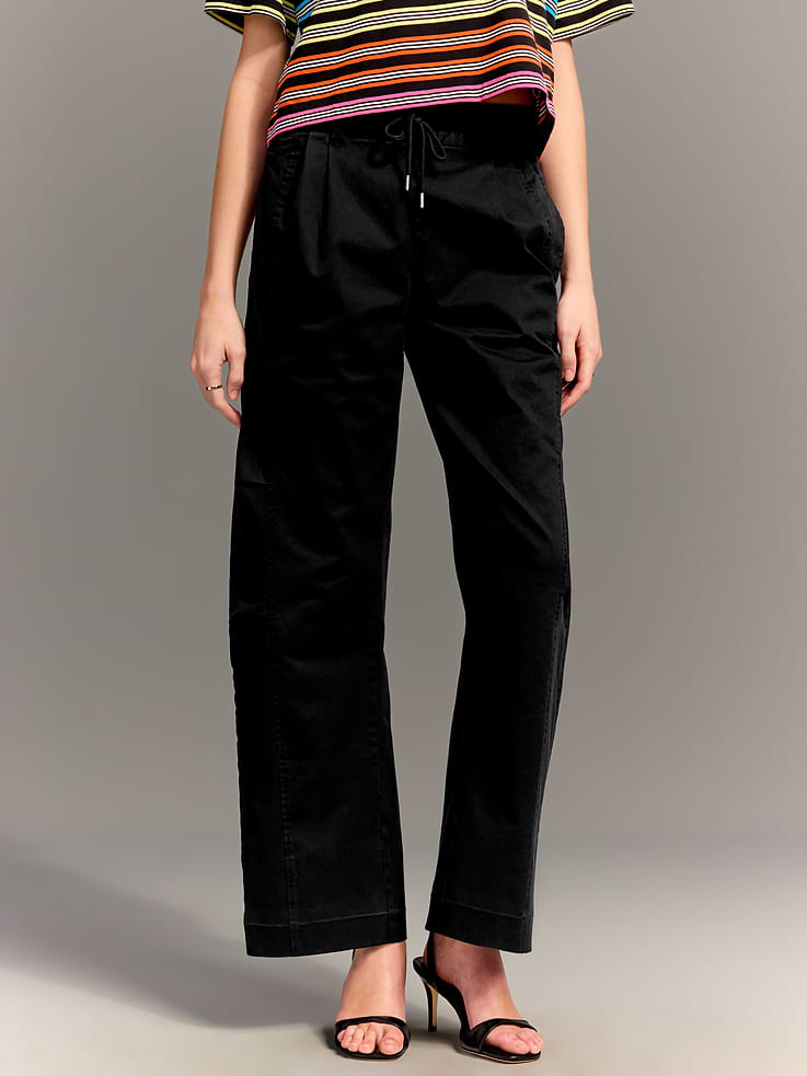 L'image numéro 2 présente Pantalon utilitairecoupe baril à taille extensible haute Old Navy x Christopher John Rogers